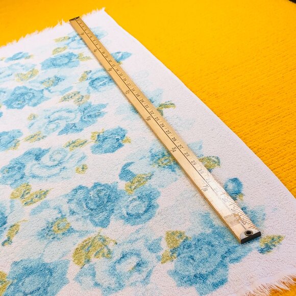 Vintage 60s CANNON Blue Cabbage Rose Bouquet Decorative Fringed Towel 22" x 36" - Picture 8 of 10